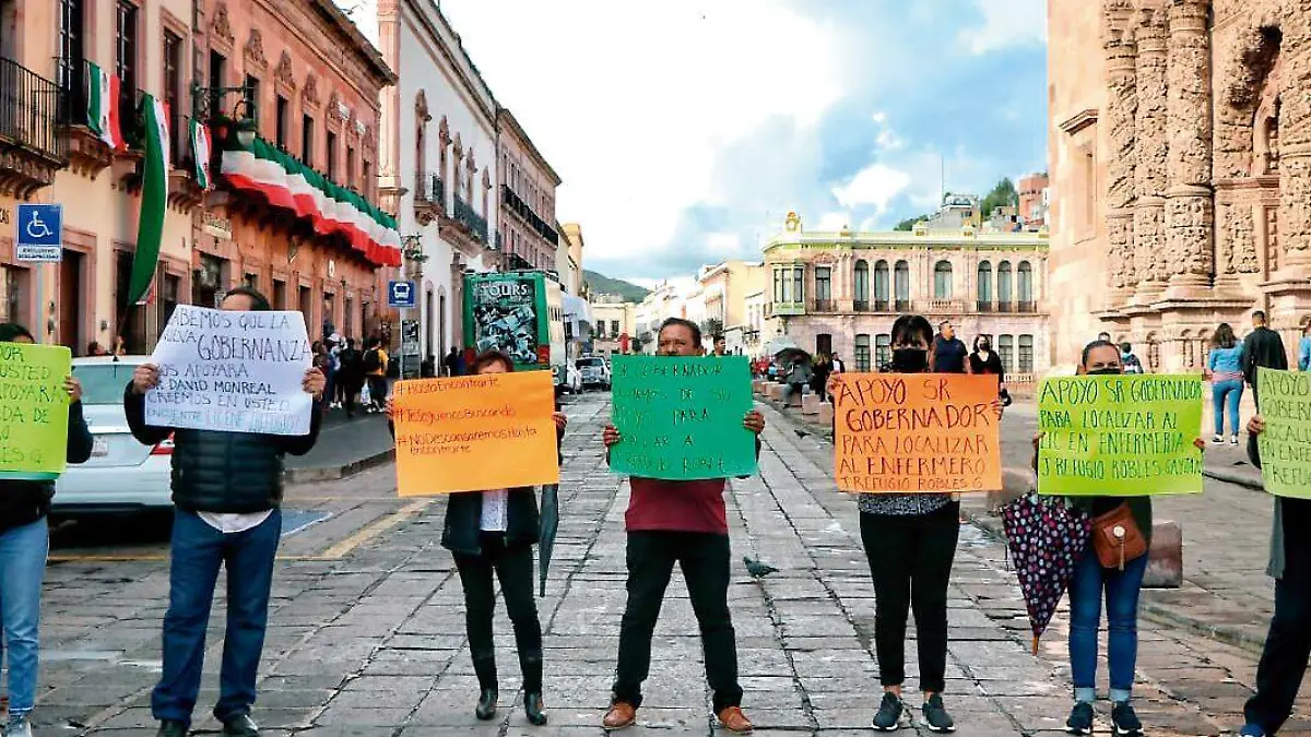 A unos metros de Palacio de Gobierno familiares y amigos de enfermero desaparecido se manifestaron